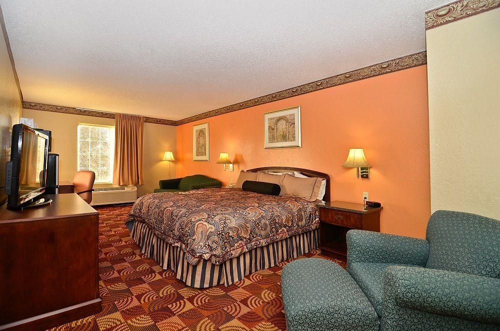Super 8 By Wyndham Lake Of The Ozarks Eldon Exterior foto